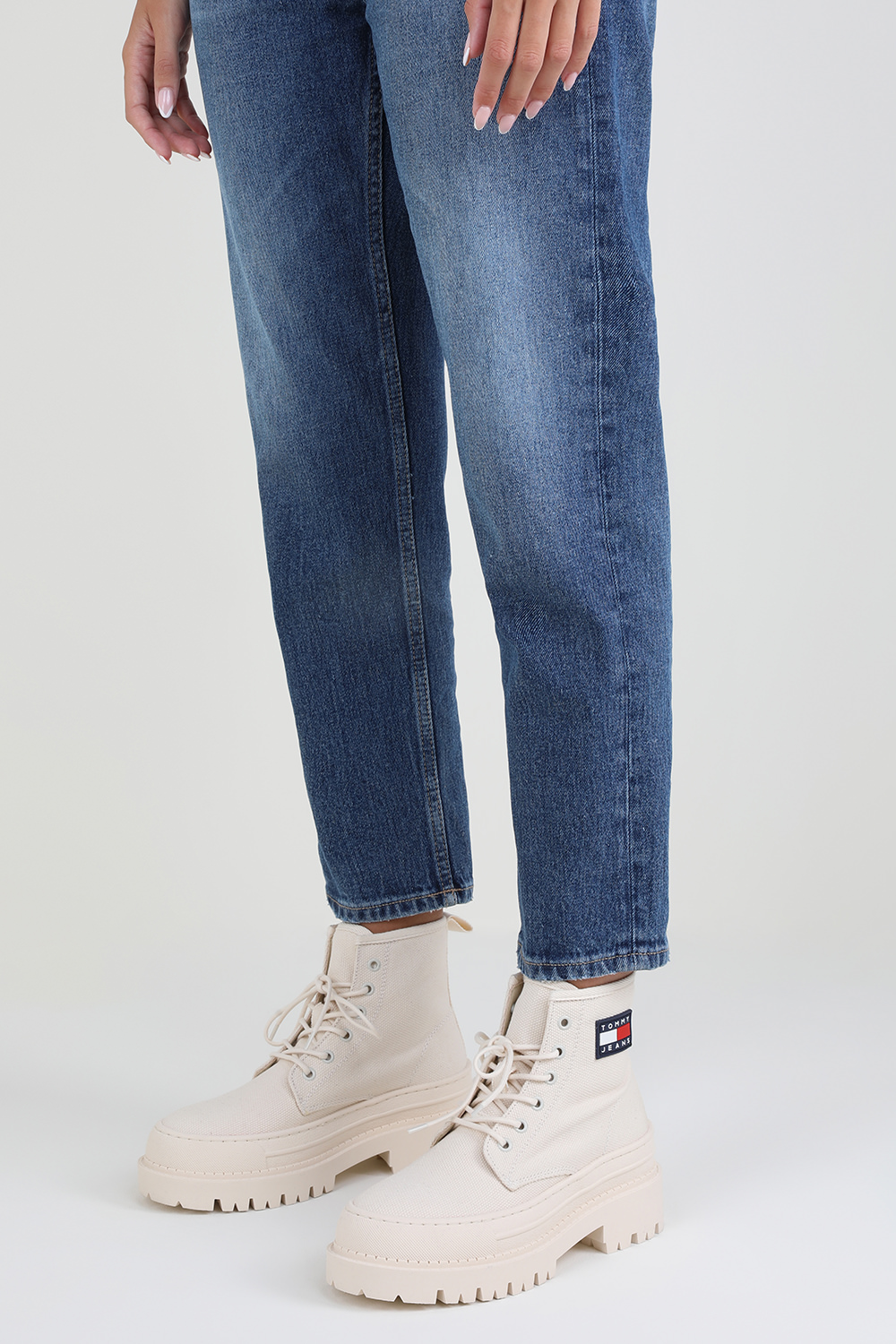 תמונת כל הלוק של מגפוני טומי ג'ינס מכותנה ממוחזרת